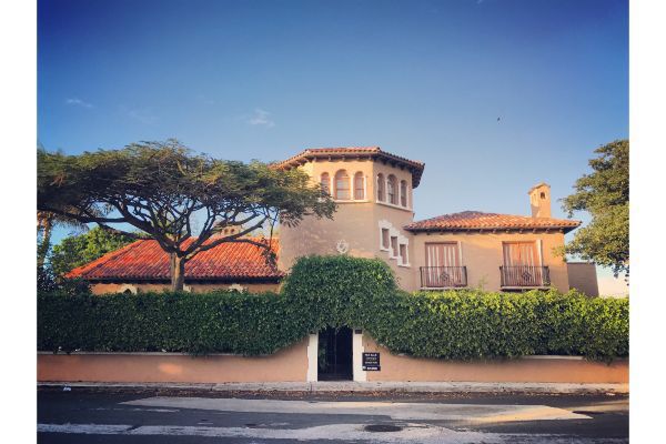 actors to Consider Before Buying Luxury Palm Beach Area Property